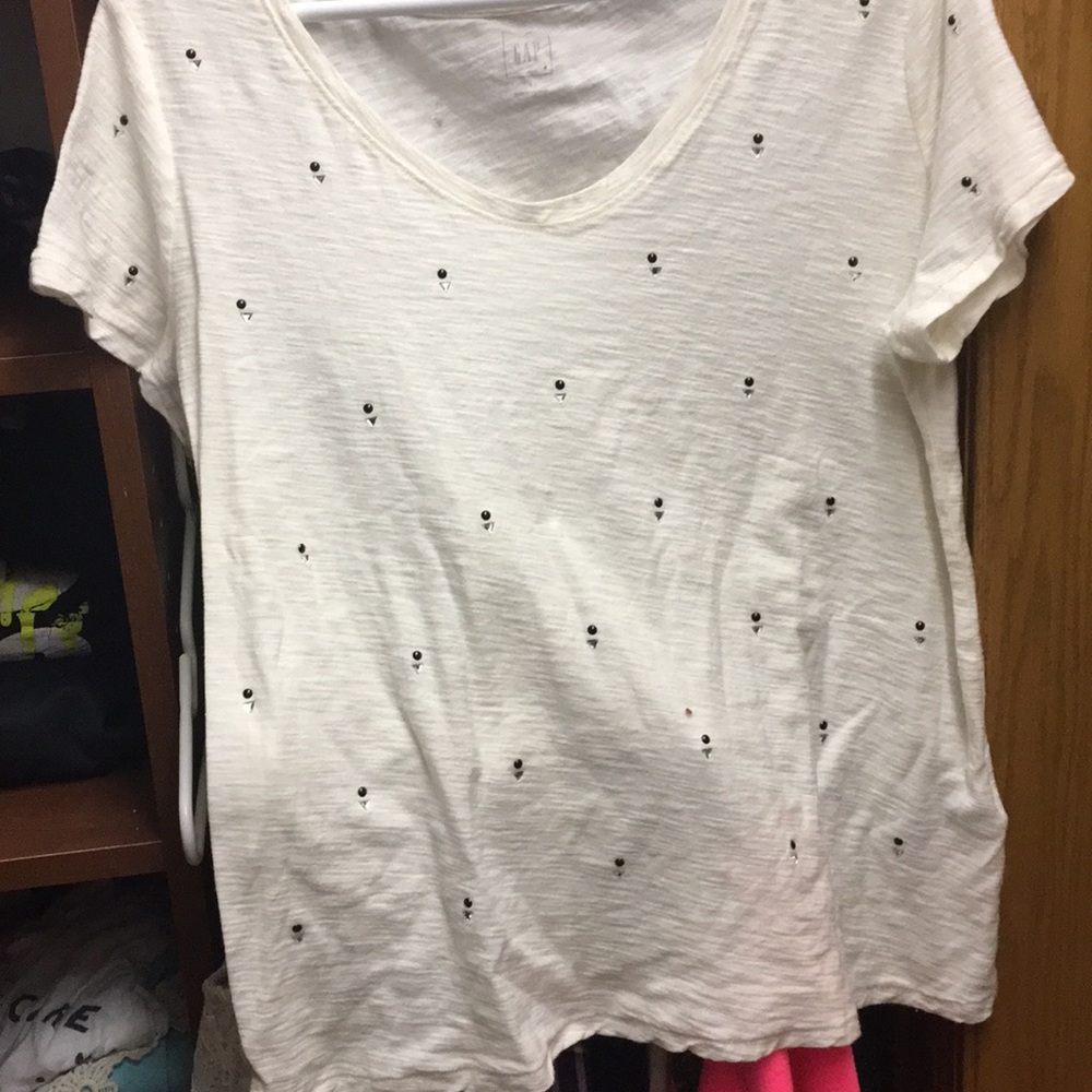 White gap shirt with design